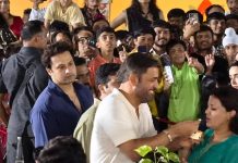 Dhoni Ice Cream Prank: భార్యతో ధోనీ భాయ్ ప్రాంక్.. ఐస్ క్రీమ్తో ఆడుకున్న కెప్టెన్ కూల్..! ms dhoni funny ice cream moment